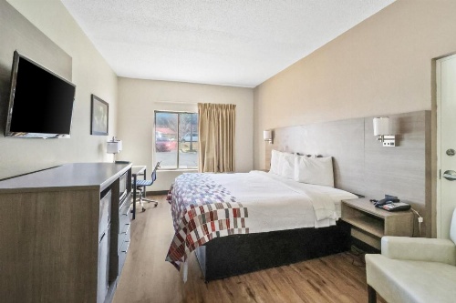 Red Roof Inn & Suites Fayetteville-Fort Bragg image 23