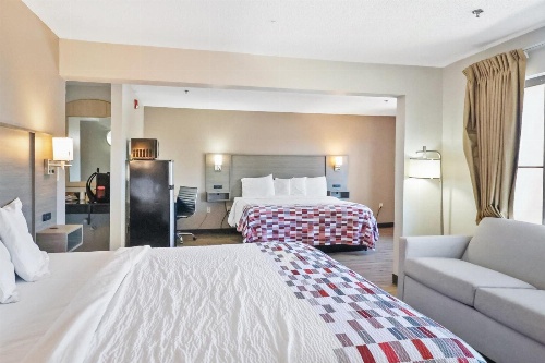 Red Roof Inn & Suites Fayetteville-Fort Bragg image 2