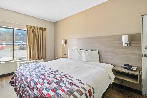 Red Roof Inn & Suites Fayetteville-Fort Bragg image 3