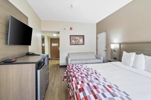 Red Roof Inn & Suites Fayetteville-Fort Bragg image 4