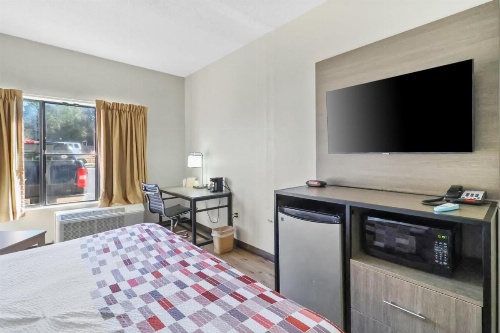 Red Roof Inn & Suites Fayetteville-Fort Bragg image 5