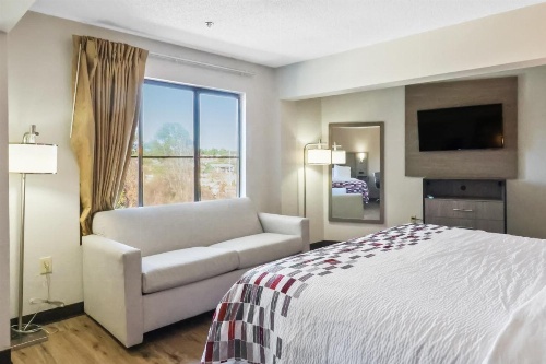 Red Roof Inn & Suites Fayetteville-Fort Bragg image 6