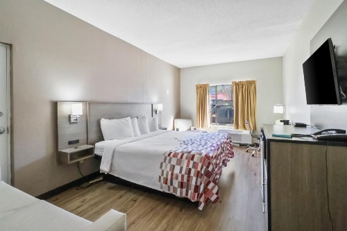 Red Roof Inn & Suites Fayetteville-Fort Bragg image 8